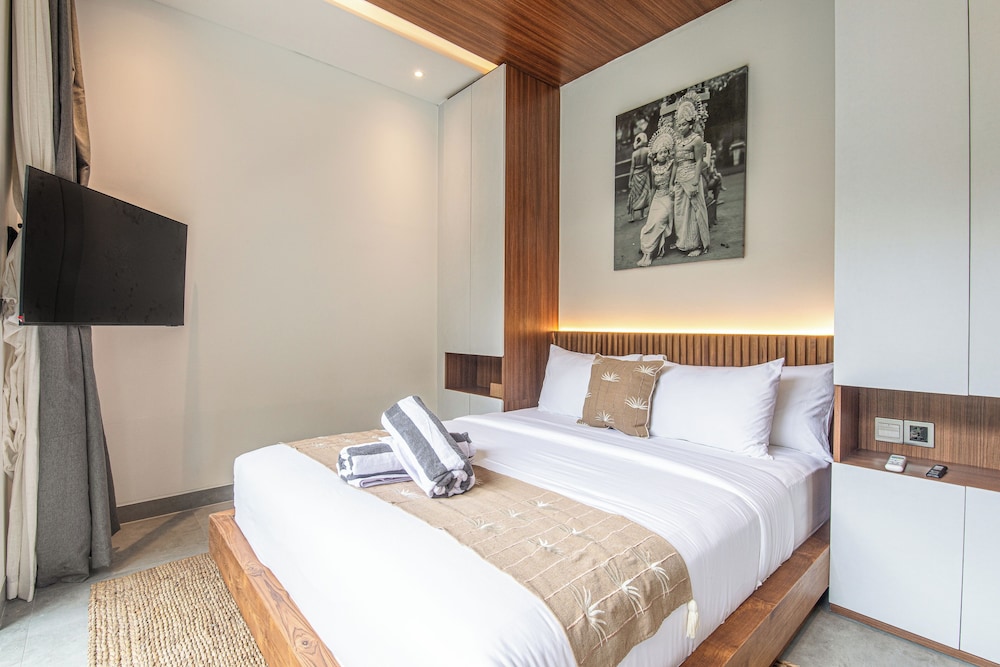 Enchanting 5BR Canggu Villa Moments to Sea