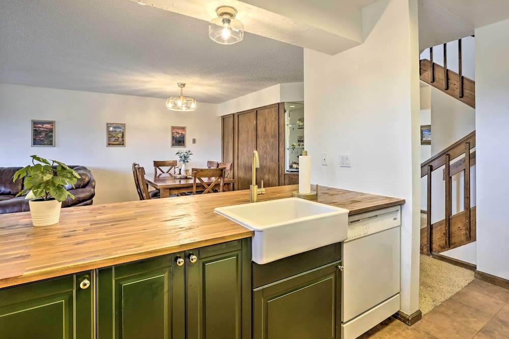 Mtn View Granby Condo w/ In-unit Hot Tub! view 4