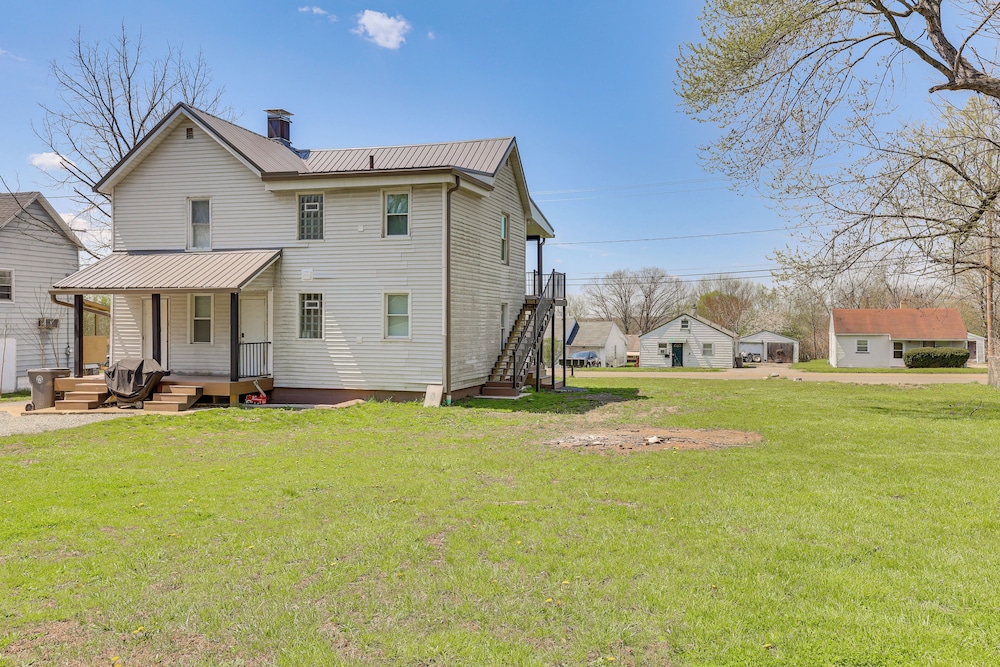 3 Mi to Dtwn: Quiet Youngstown Apt w/ Deck!