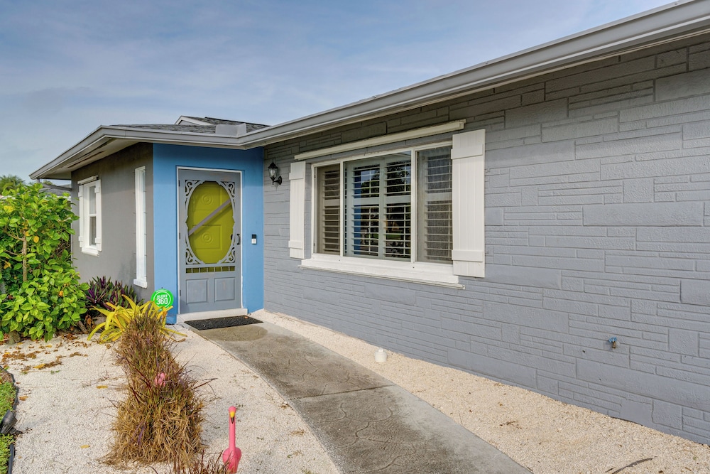 Sarasota Home w/ Pool: 4 Mi to Siesta Key Beach!
