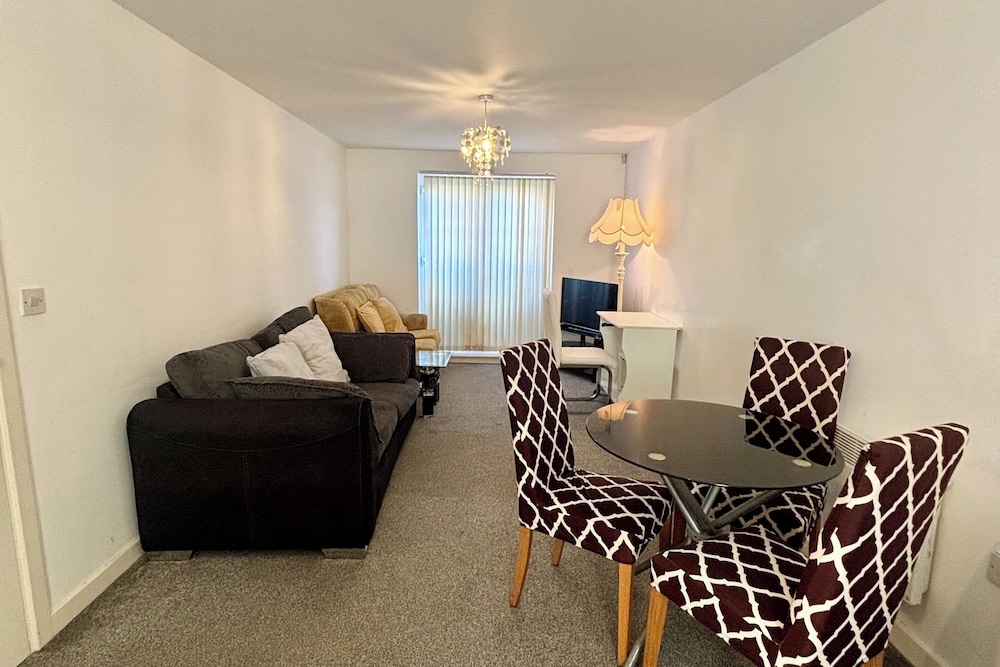 2 Bed Apartment-sleeps 4-free Parking