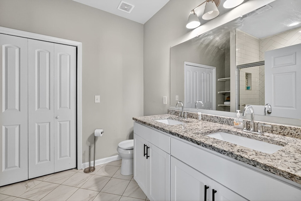 Spacious 4br Mozley Park Home With Fenced Yard 4 Bedroom Home