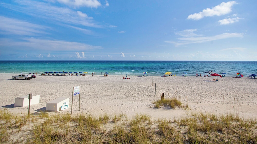 Sleeps 8 w/ Resort Pools, Tennis, Golf & Beach Access + Attraction Tickets!