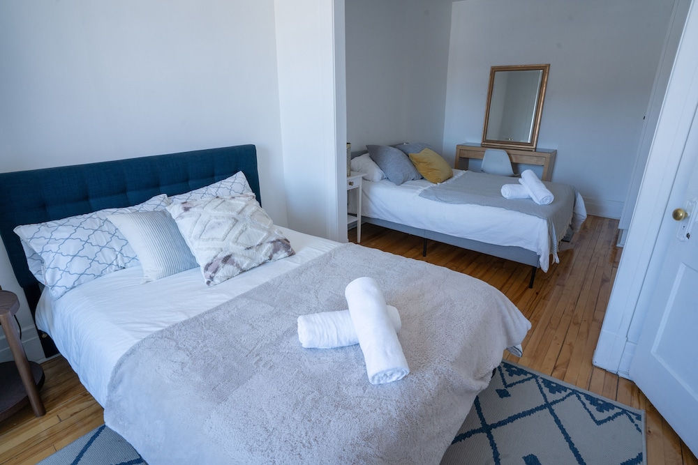 Stunning 2 Bedroom Apt! 3mins Walk From CDN Metro - Image 4