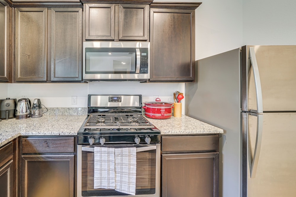8 Mi to Lackland Afb: Pet-friendly Home w/ Yard!