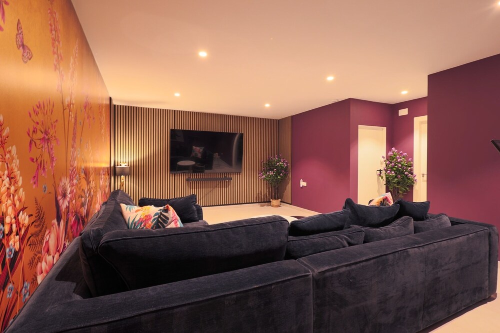 4 Bed Villa - Sleeps 8 - Pool - Garden - Parking