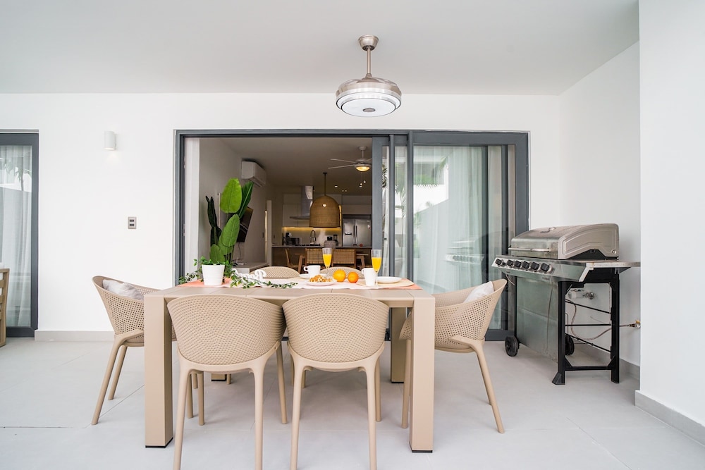 Luxury 3 Bedroom Apartment at the Beach