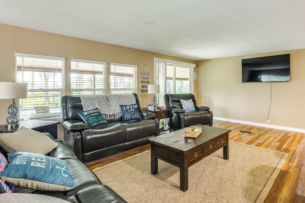 Lakefront Home w/ Hot Tub & Dock in Orlando!