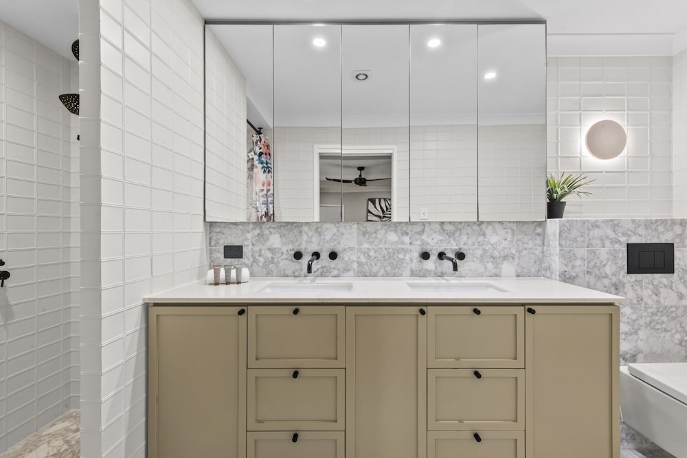 Bright 2-bed New Farm Apartment With Private Patio