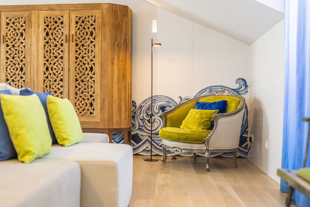 Chiado Rooftop Apartment by Cadenzalux