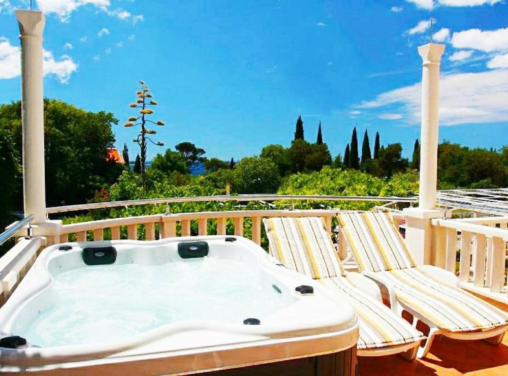Apartments & Rooms Cakelic II