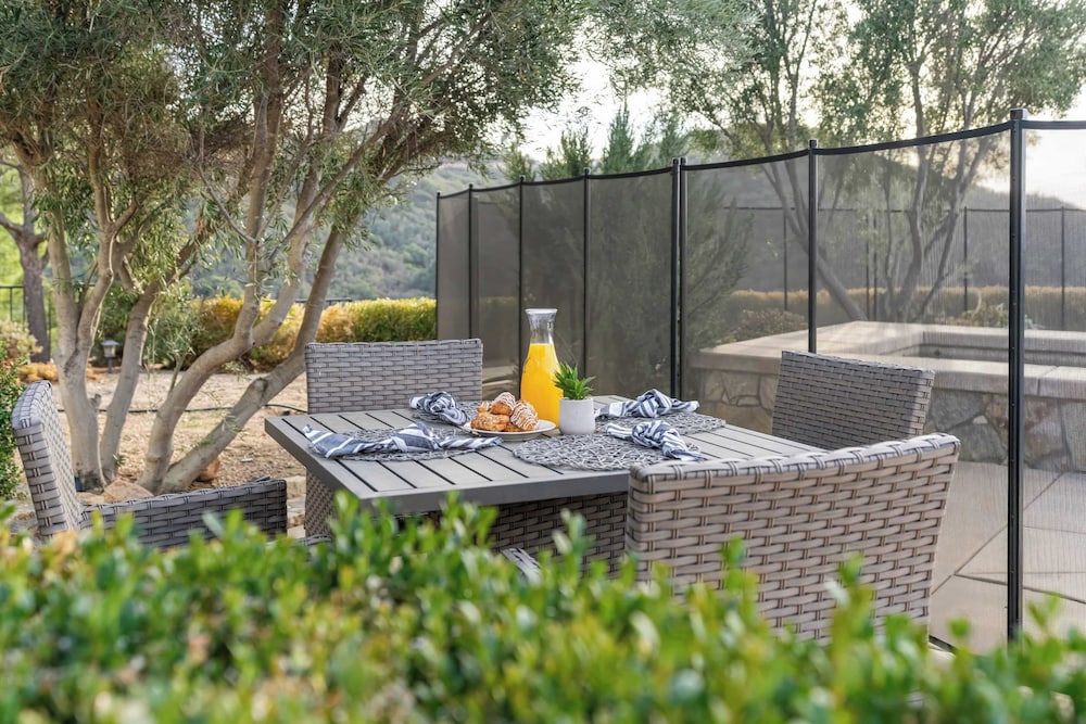 Hilltop Estate w/ Pool, Hot Tub, Fire Pit, Views Cleveland Vista by Avantstay