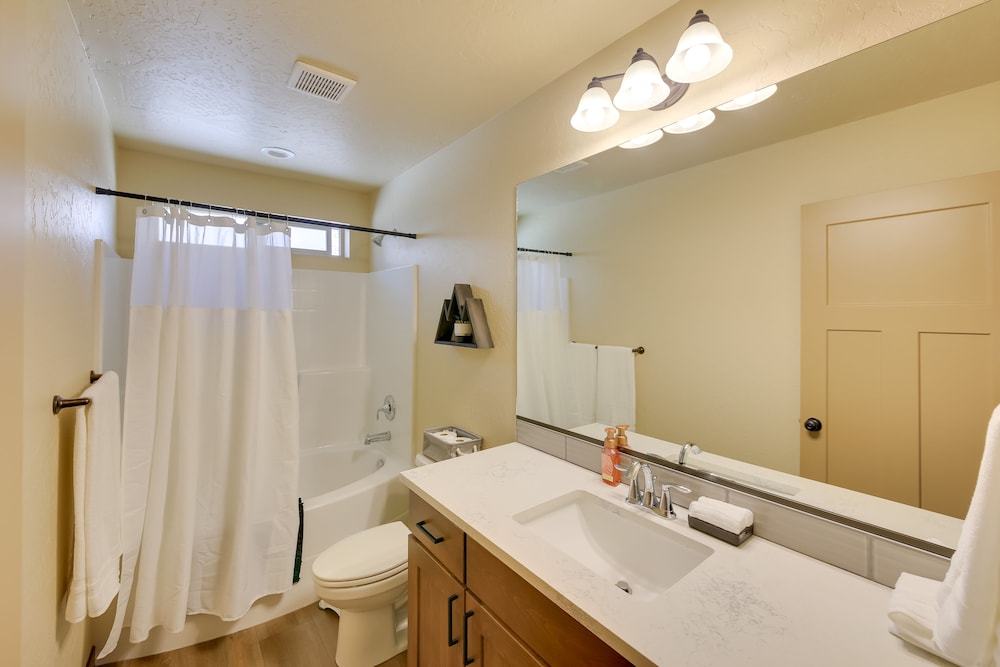 Pet-friendly Oldtown Retreat: Hot Tub  Kayaks! - Property Image 13