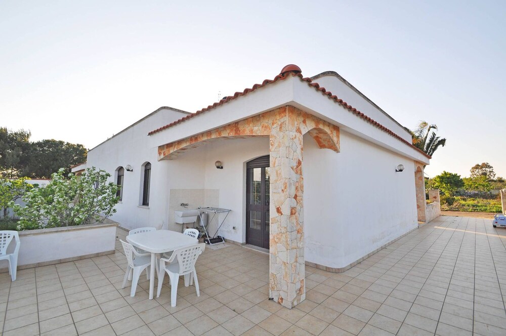 Villa Magnolia 1 Sleeps 8 Close to the sea