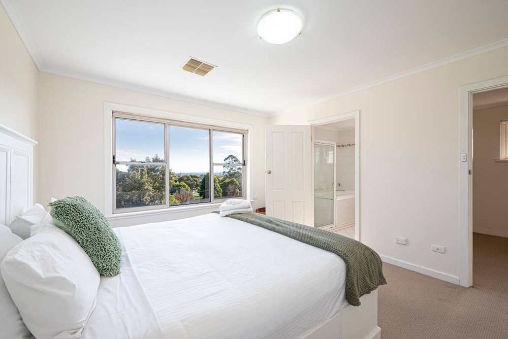 Cityscape Charm in Wattle Park