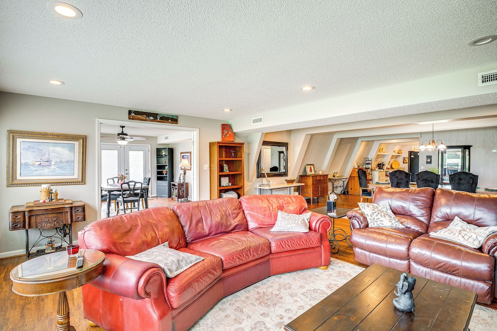 Fire Pit + Bbq: Lake Guntersville Family Home