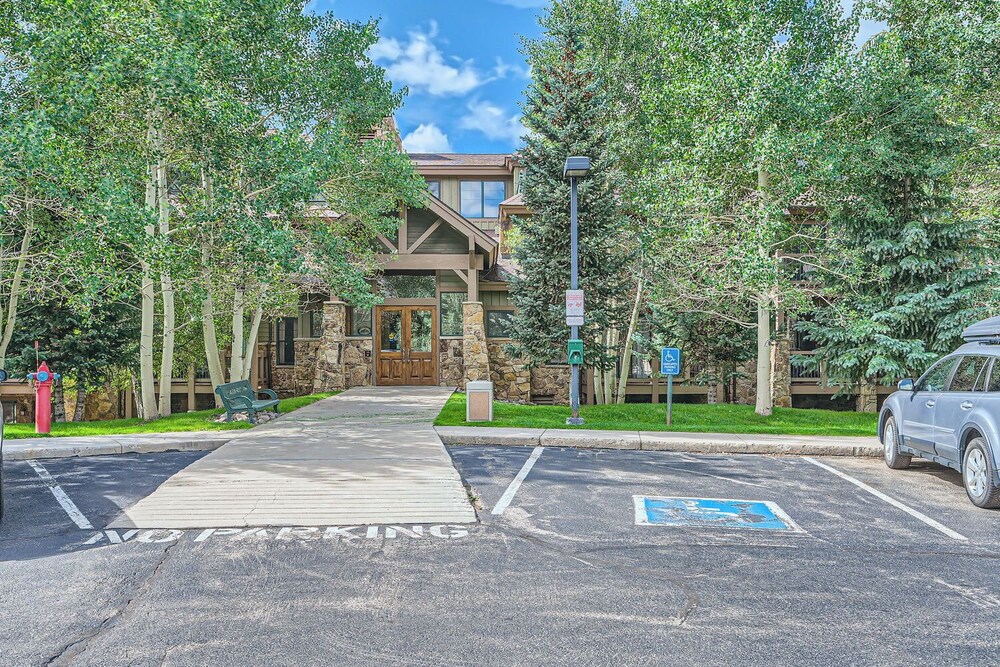 Cozy 1BR Near Trails w/ Shuttle to Slopes and Town view 5