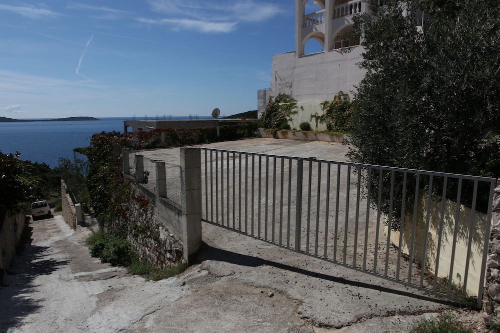Mare - Peaceful - A1 view 5