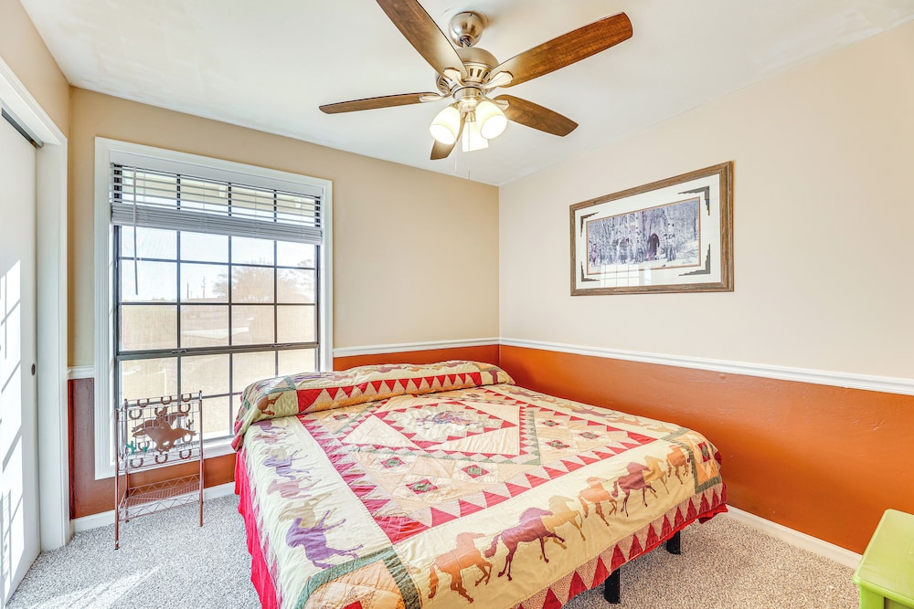 Near Golfing & Green Spaces: Florence Family Home!