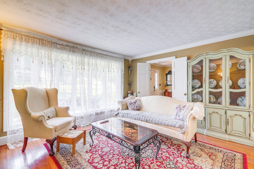 Game Room + Pond: Spacious Gainesville Getaway!