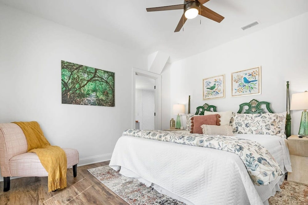 Newly Renovated Whimsical Cottage 2 Beds Hot Tub