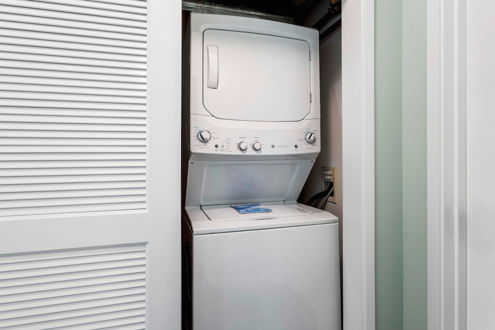 Corner Unit - AC & Wifi - Concierge Included - Vrkcv