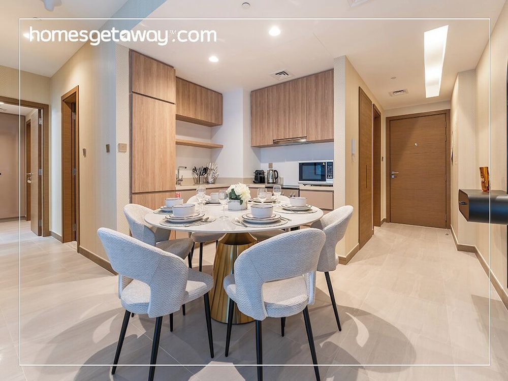 2BR Luxury with Stunning Lake View in Business Bay