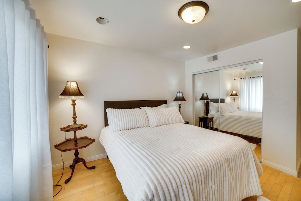 Private Pool & Patio: Luxe Encino Family Getaway