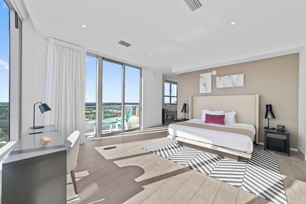 2BR Ocean Penthouse: Private Terrace & Hot Tub