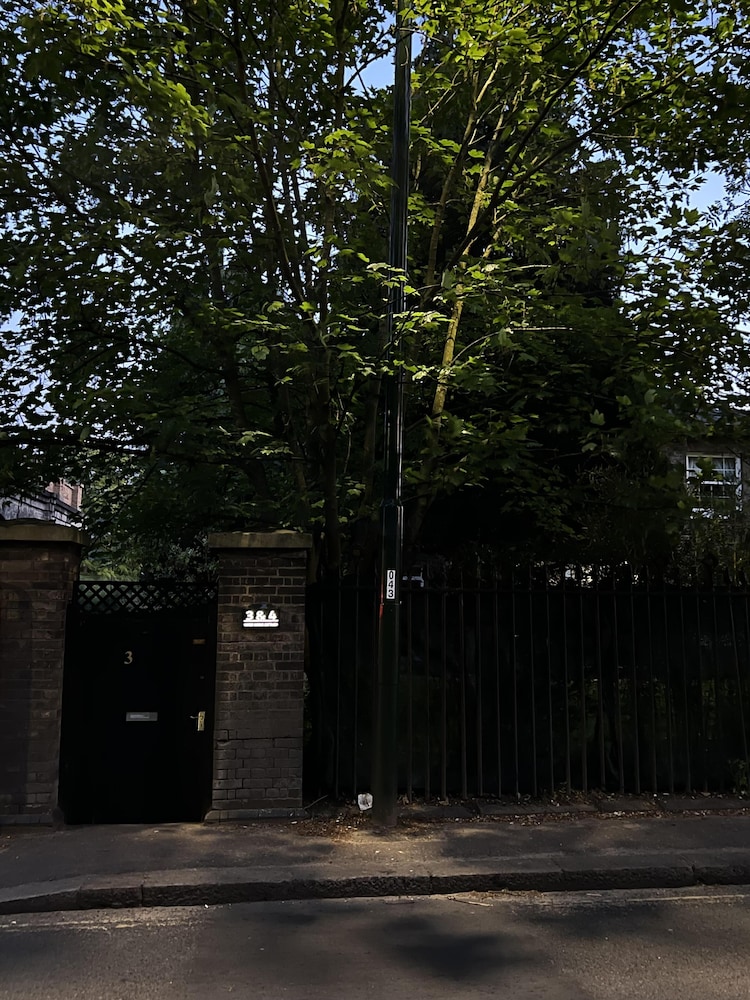 Cozy 4-bed Cottage Garden Walk to River Thames view 5