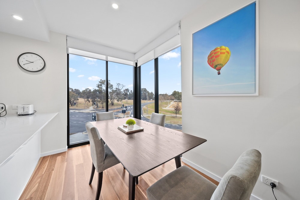 Inner-city 2-bed With Large Balcony, Garden & Gym