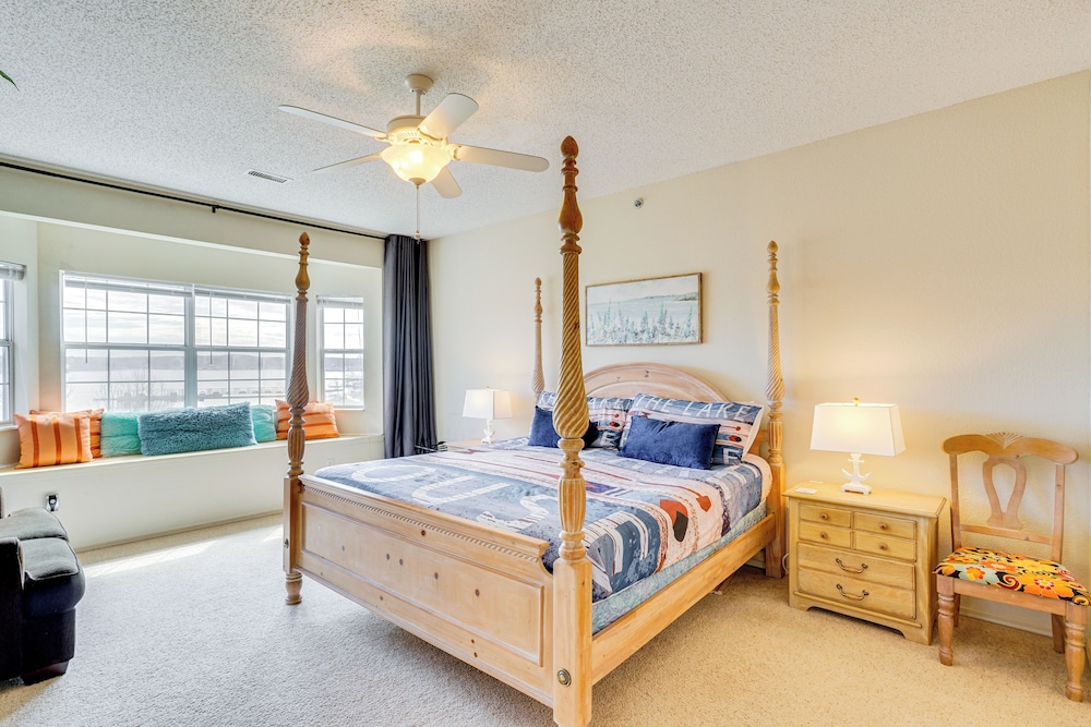 Waterfront Condo w/ Pool on Lake of the Ozarks