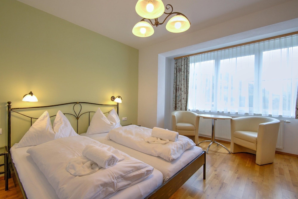 Tranquil Mountain Stay, Central & Sunny