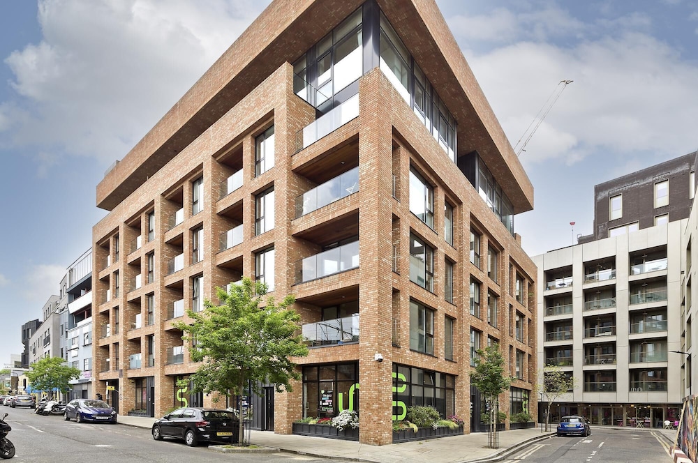 Fabulous East London Flat With Rooftop Pool by Underthedoormat