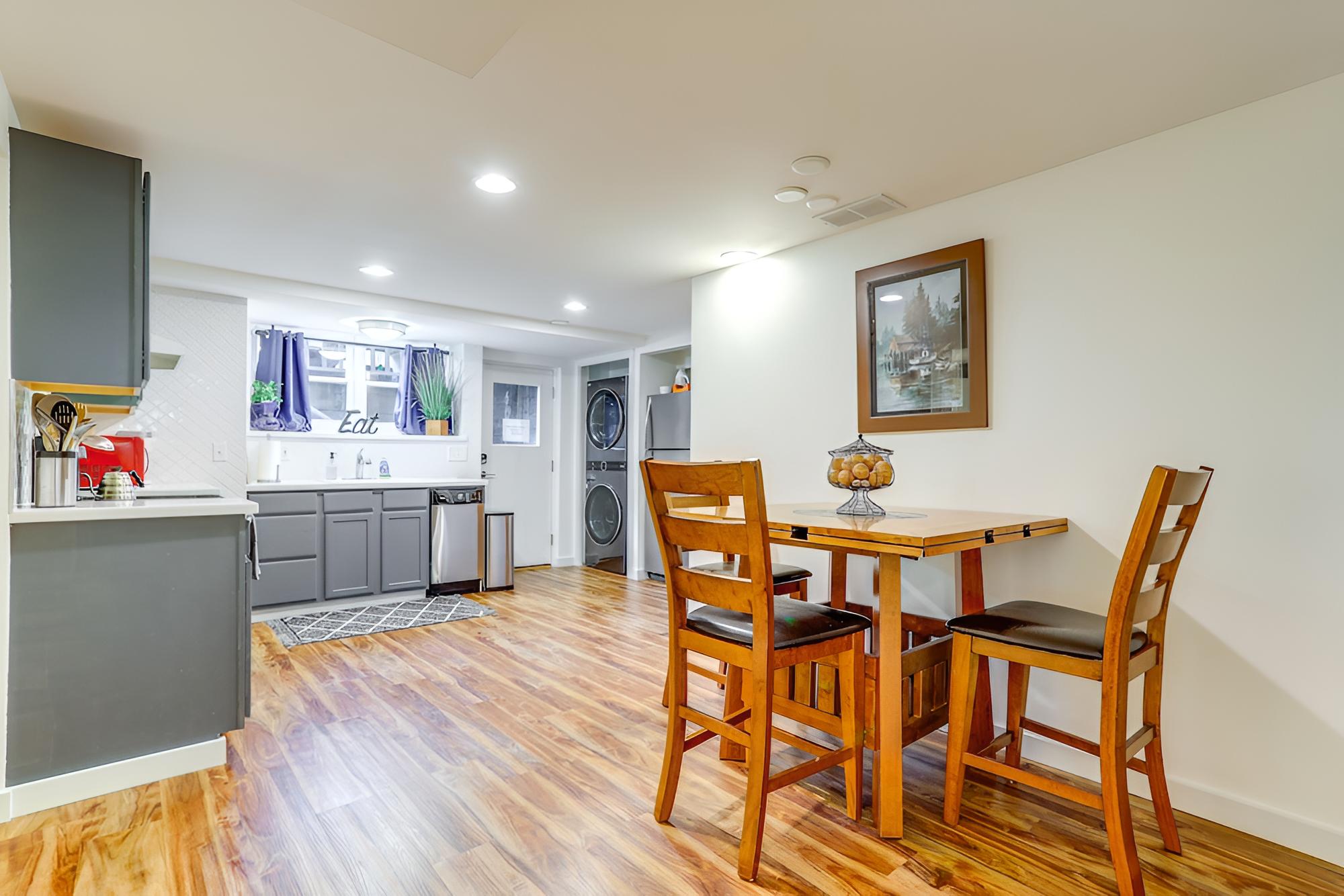 Bright & Beautiful Apt, 6 Mi to Dtwn Seattle! view 4