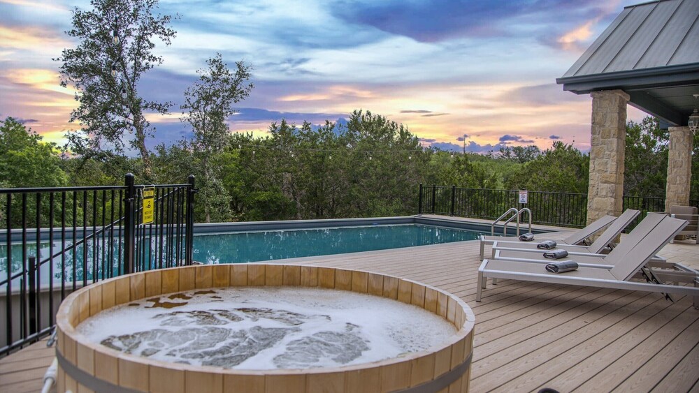 Spicewood Lodge W/pool, Hottub - Property Image 5