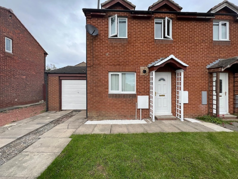 Modern Comfortable Two Bedrooms House DL5 With Garden Parking and Free Wifi