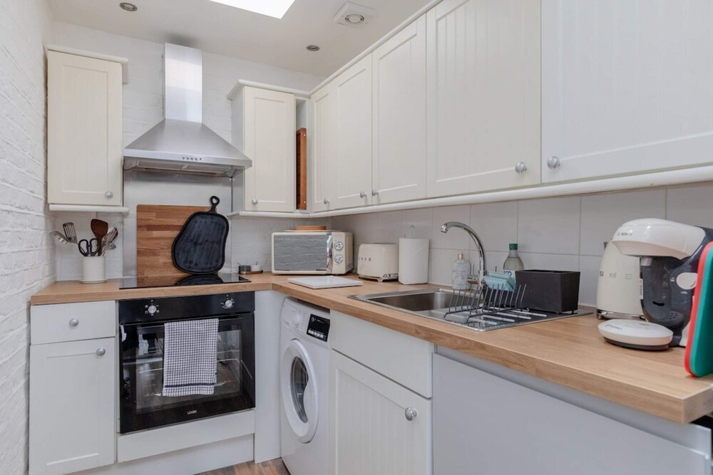 Central & Charmingly Curated 1BD Wifi Fulham