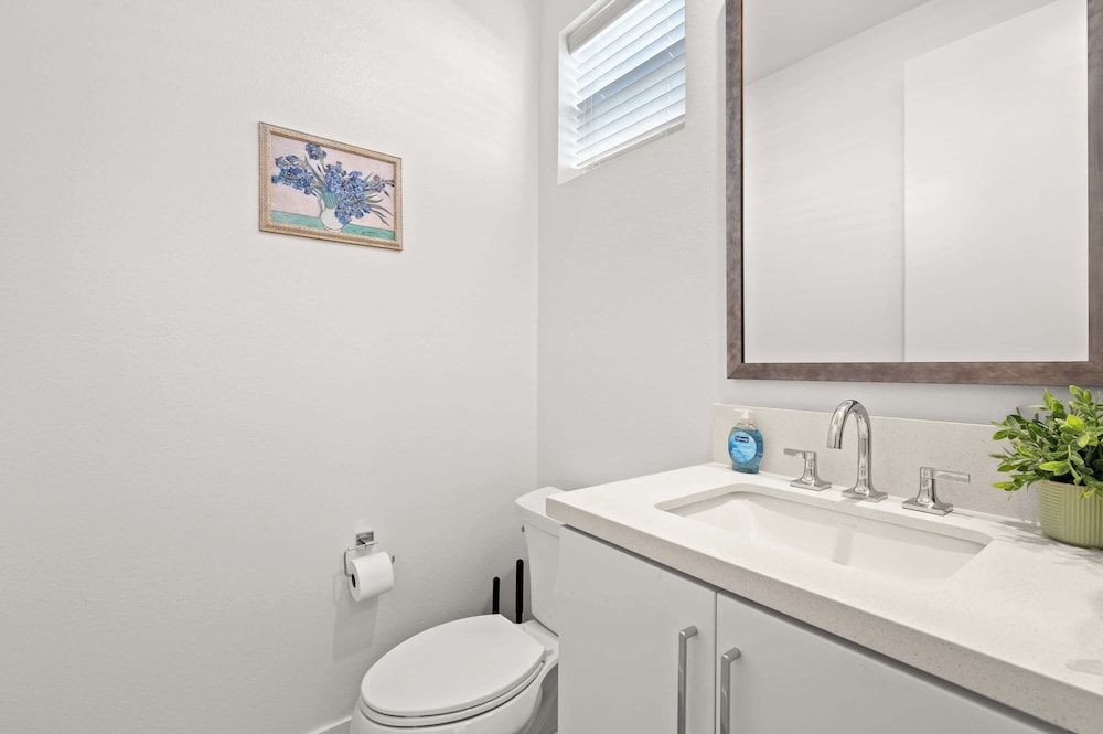 Stylish 3BR Oasis in Palm Desert Near El Paseo Zoo