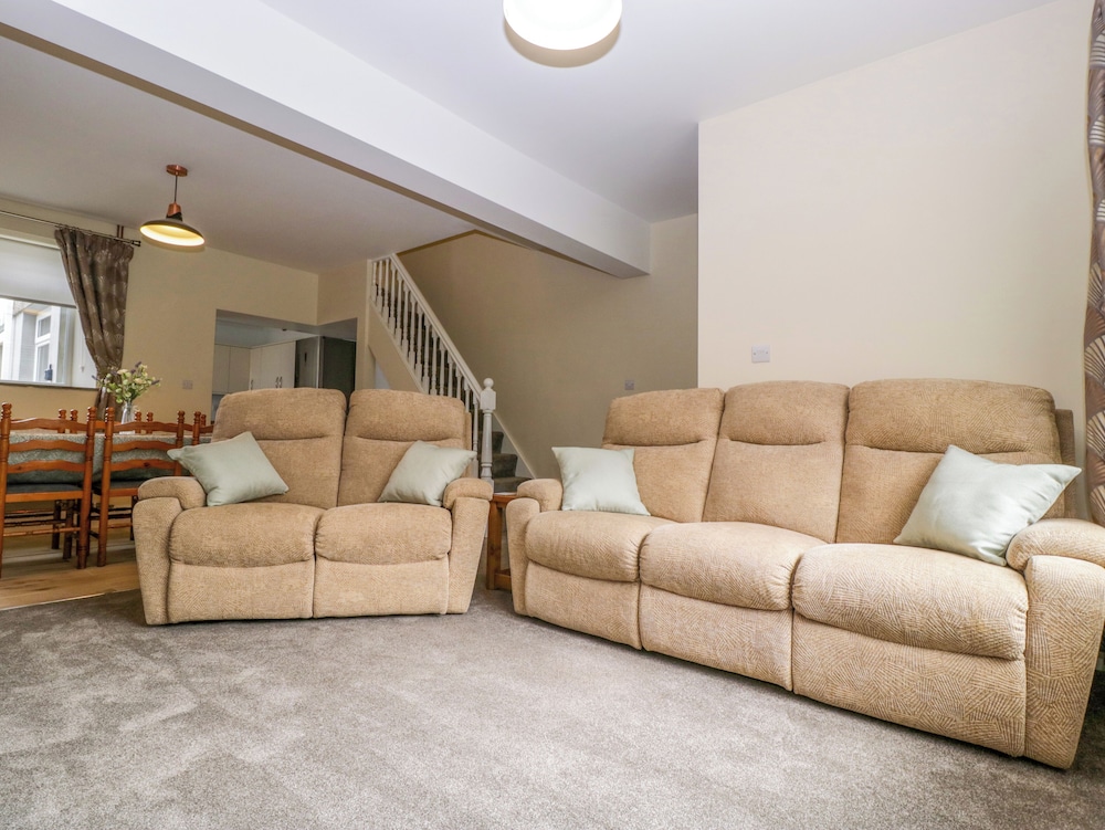 32 Bridgend Road