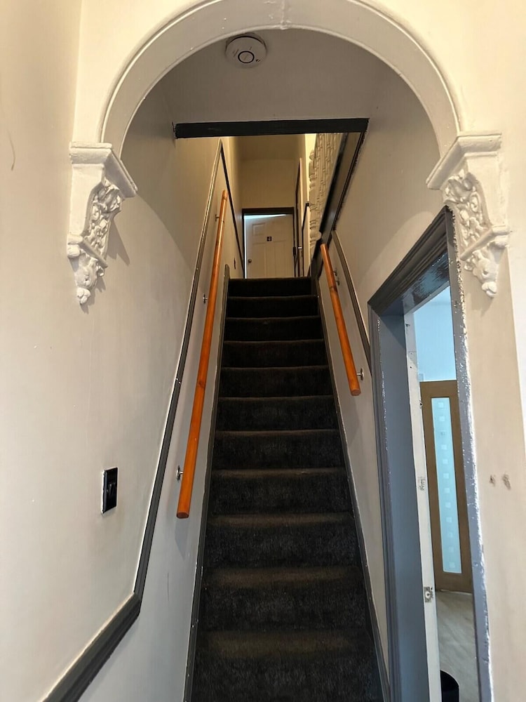 4 Bed House - Sleeps 10 - Garden - Parking - Wifi