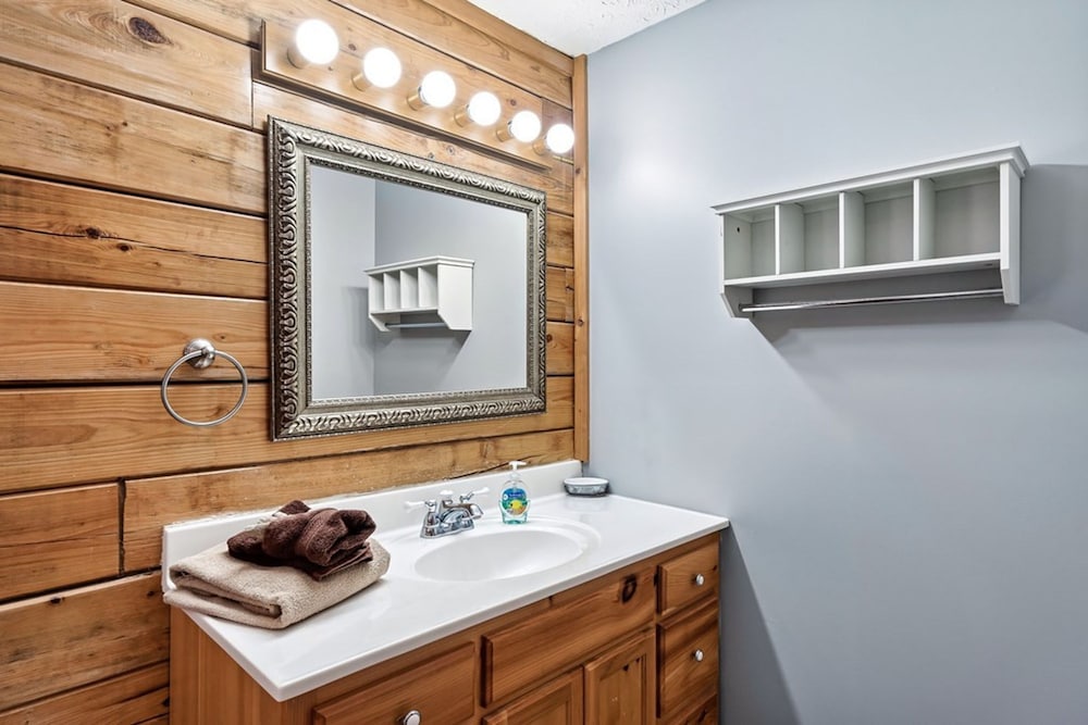 Stunning Cabin w Hot Tub Pool Table Arcades
