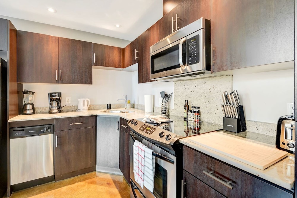 Downtown Condo w Incredible Views and BBQ