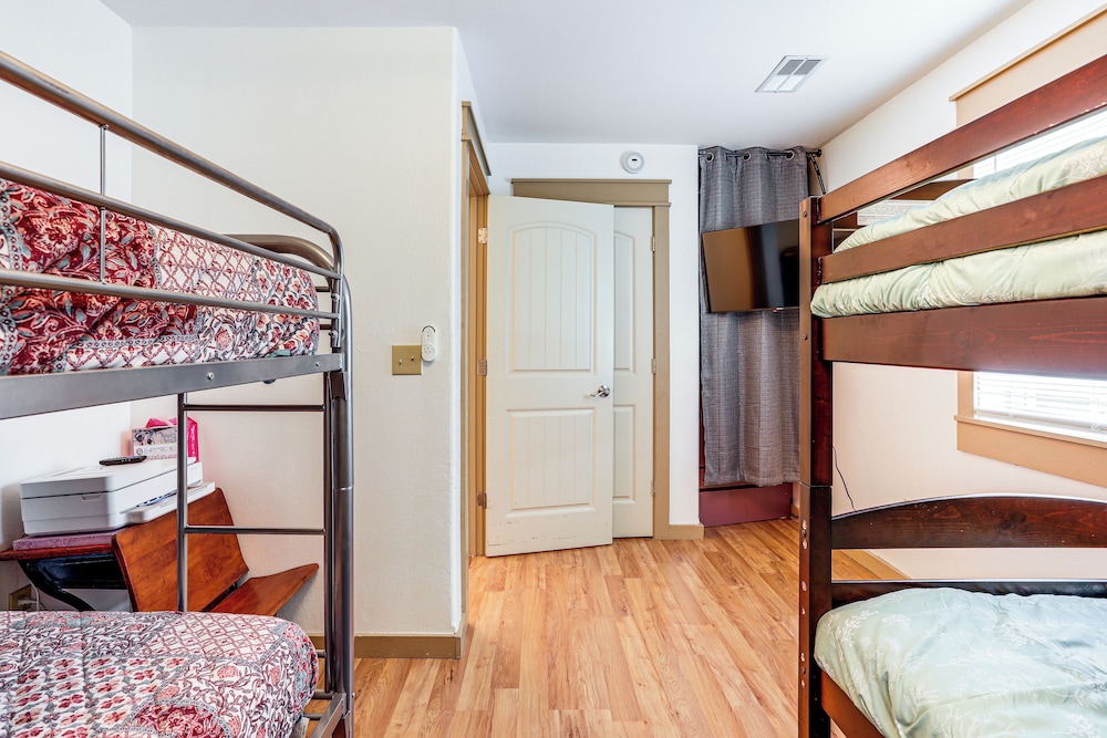 3 Mi to Spring River: Fully Furnished Outdoor Gem!