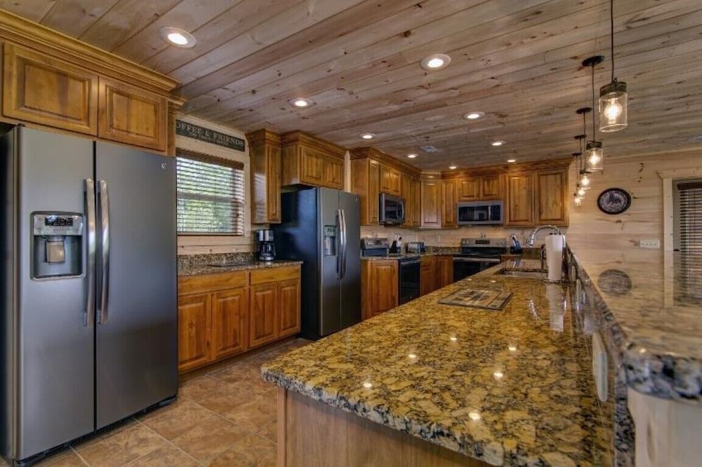 Rocky Top Lodge - 9 Bedrooms, 8 Baths, Sleeps 40 Home by Redawning