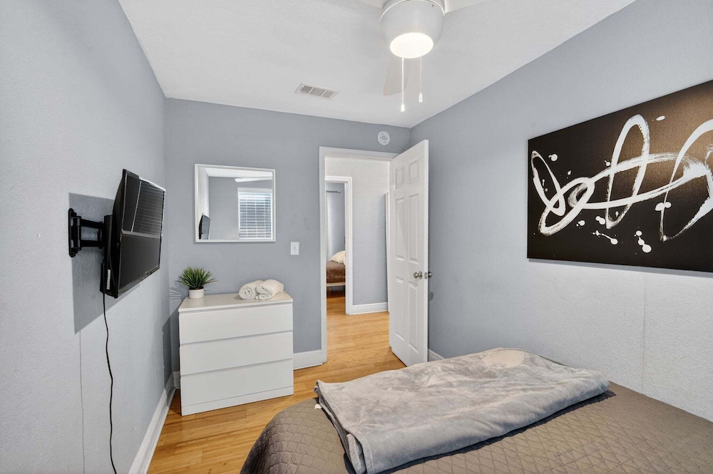 Modern Tampa Home Near Ybor And Downtown 3 Bedroom Home