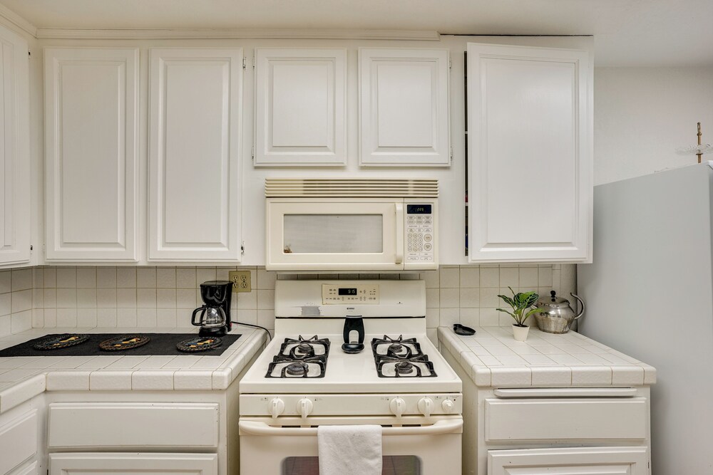 12 Mi to Dtwn LA: Family Home w/ Patio + Yard!
