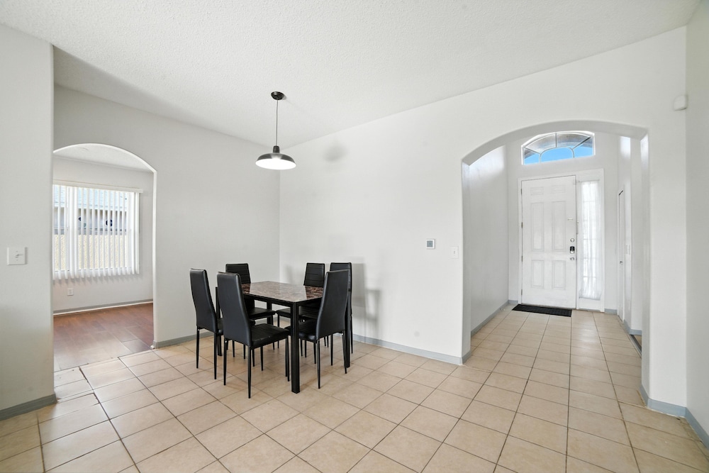 Family Retreat With Private Pool Near Disney! 3 Bedroom Residence