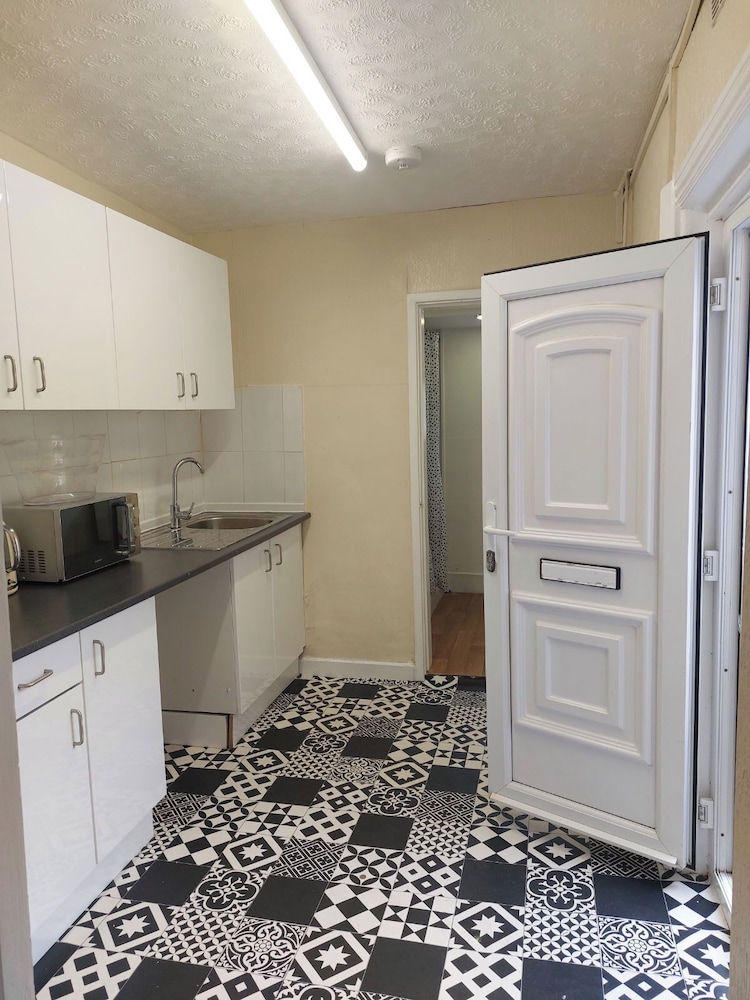 Blackpool - 1-bed Apartment - Sleeps 3 - Pets Allowed Smoking There is a Small Garden