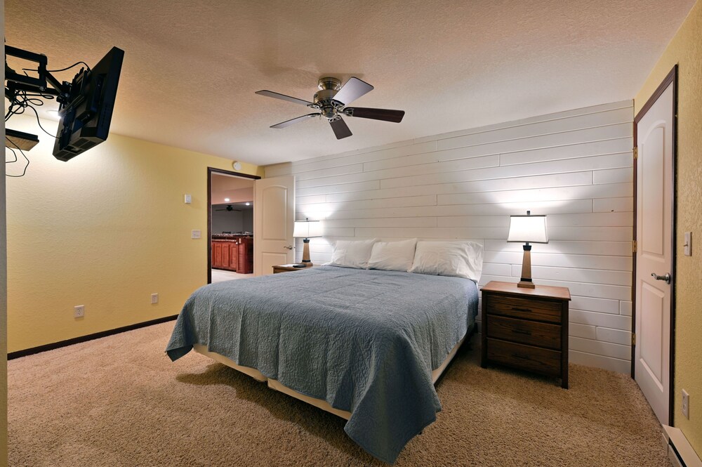 Unit 701 5 Bd 3 Ba 5 Bedroom Condo by RedAwning